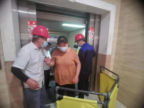 扬州商城开展电梯困人应急救援演…